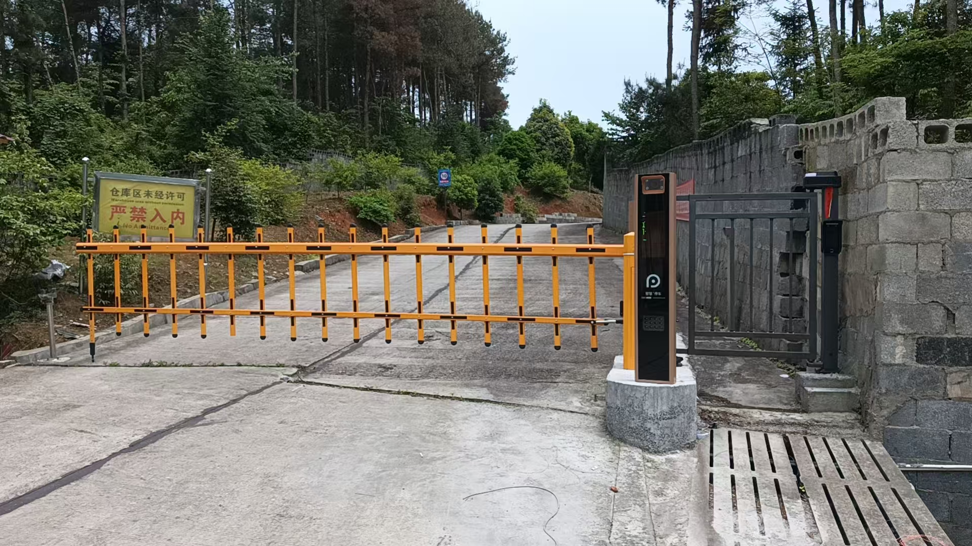 园区门禁联动实拍画面
